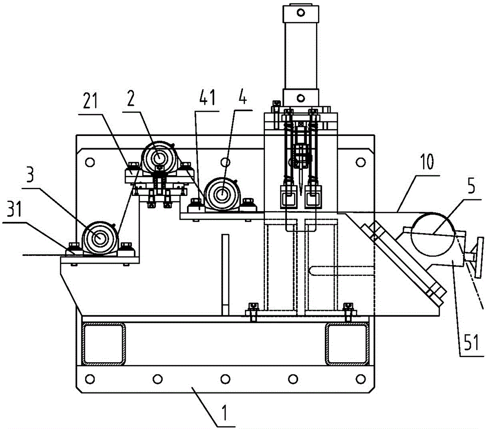 Winding tension adjustment device in traction winder