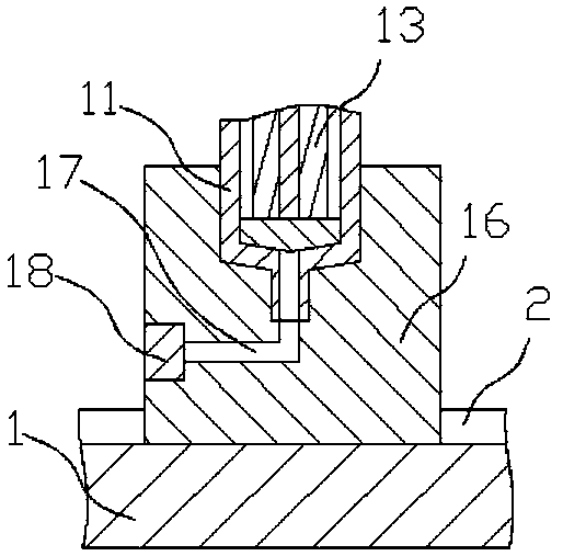 Continuous assembling device for injector