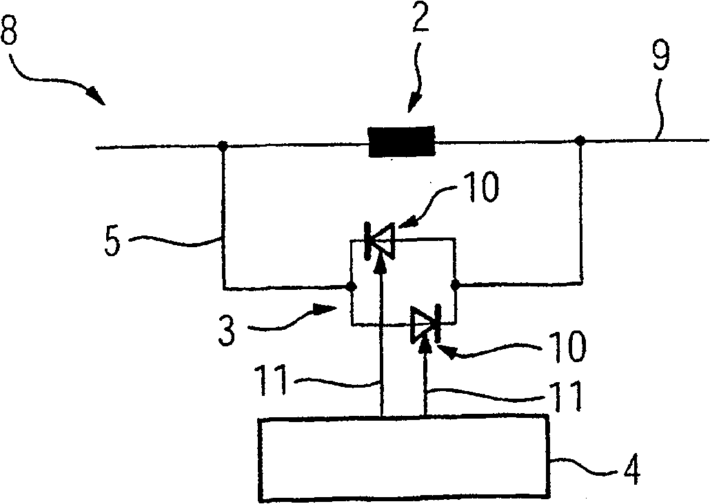 Device for adjusting the impedance of a high voltage line supplying an alternating current