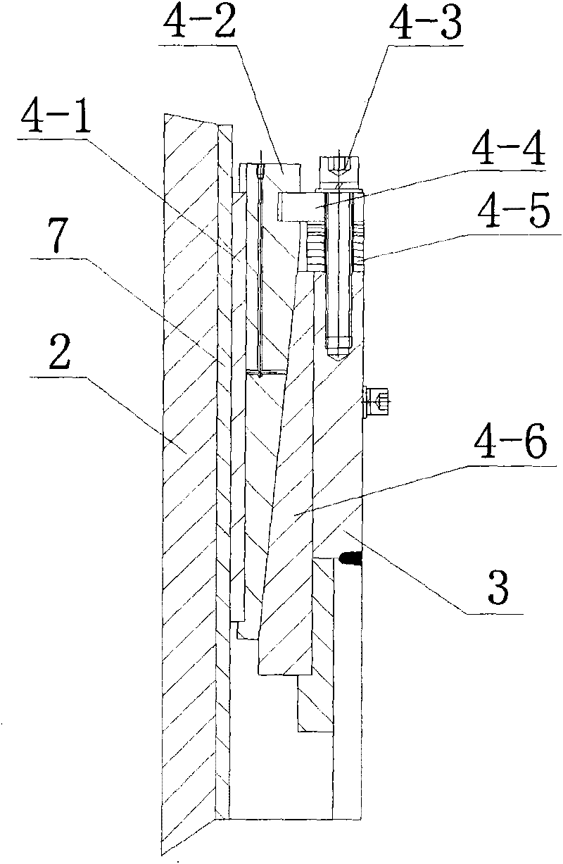Sliding block guide track structure of four-column hydraulic press