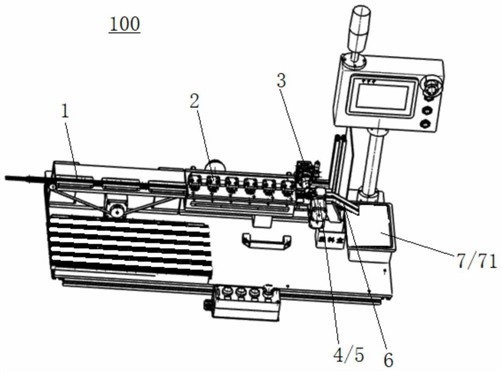 Automatic adhesive tearing and discharging mechanism for adhesive tape pasting type material belt