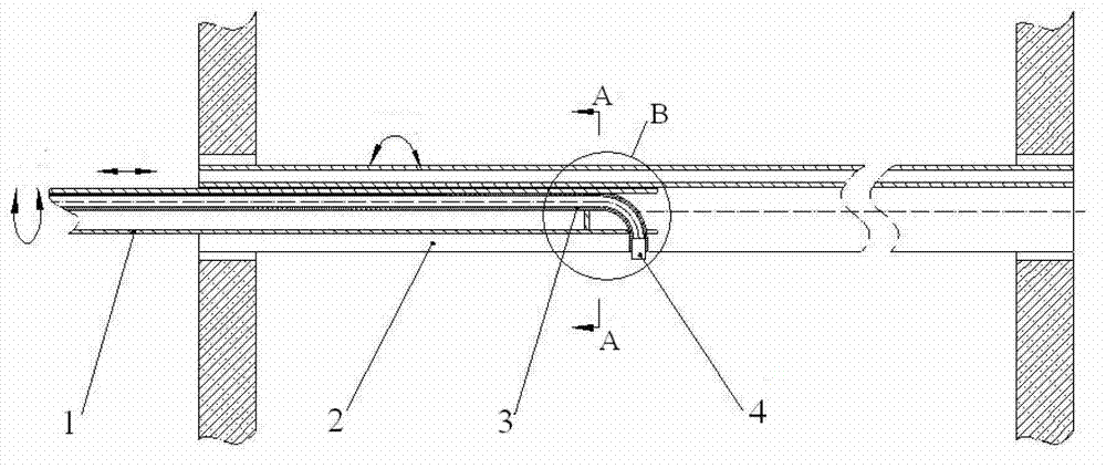 Scale removing device for heat exchange pipe