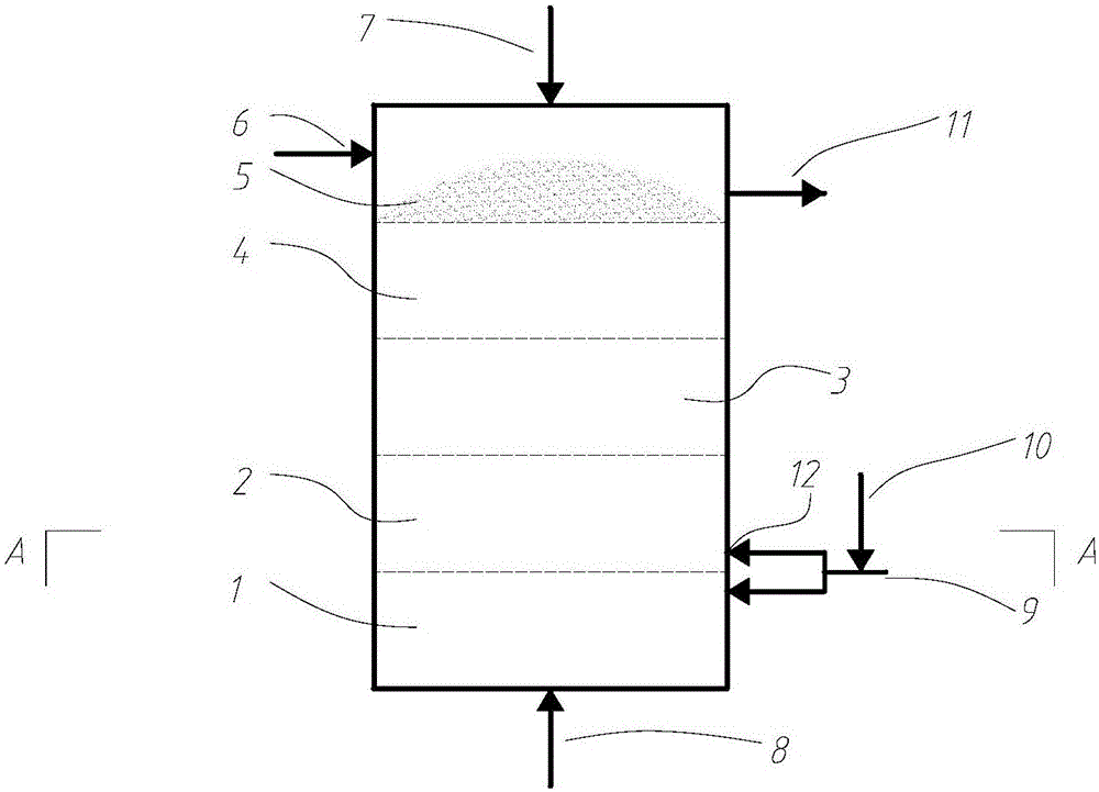 Up-draft type water vapor gasification device for biomass and tar mixture