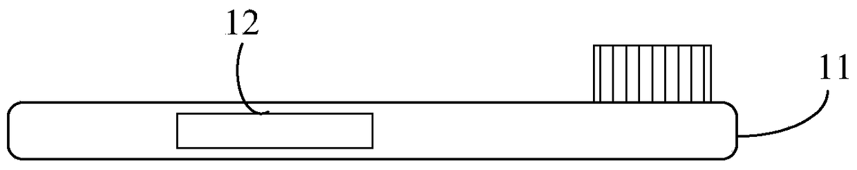 Method and device for intelligently assisting in cleaning teeth