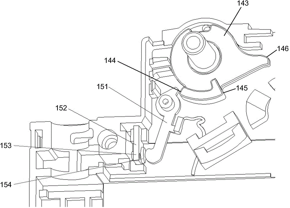 Circuit breaker and automatic closing device thereof