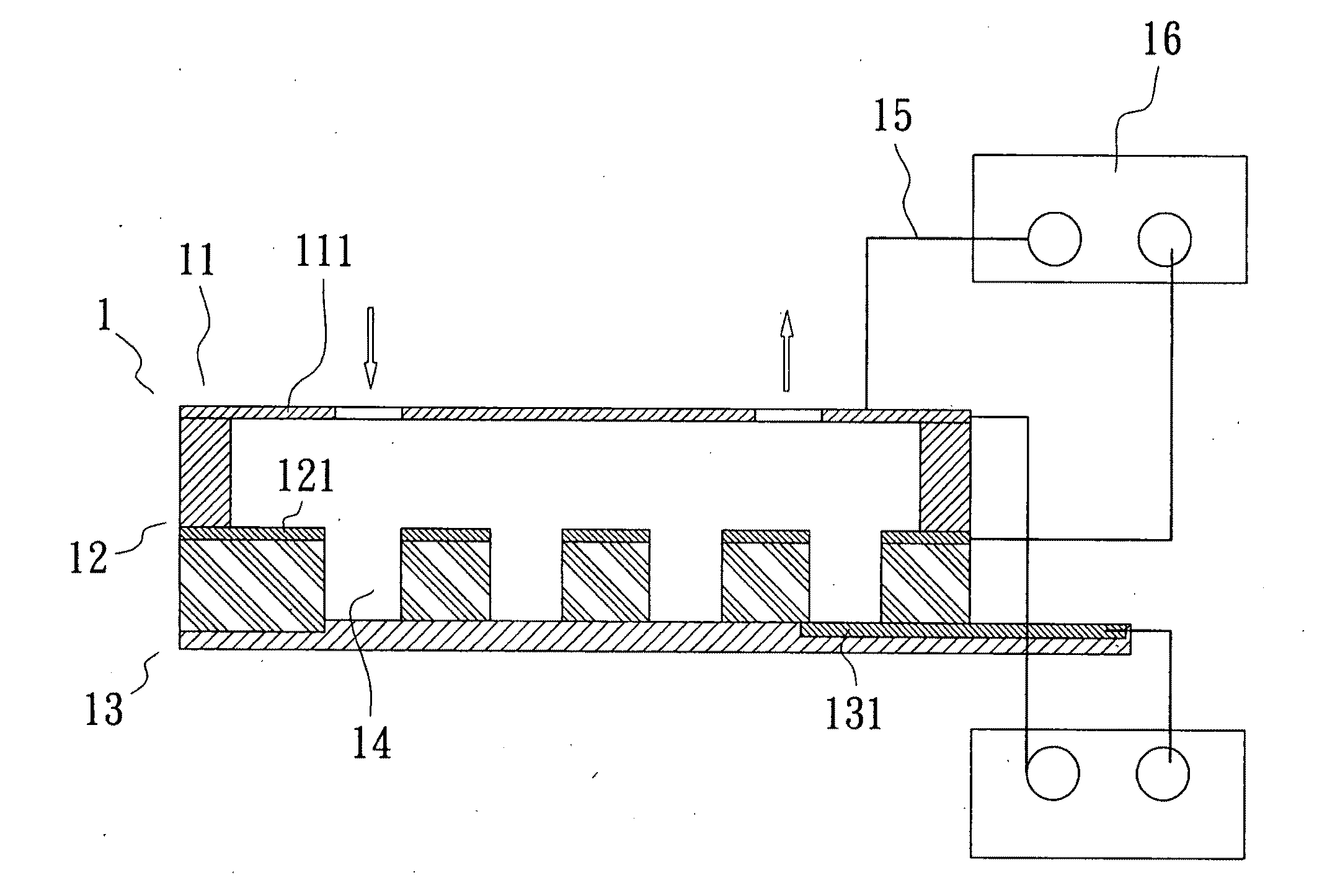 Chip with tri-layer electrode and micro-cavity arrays for control of bioparticle and manufacturing method thereof