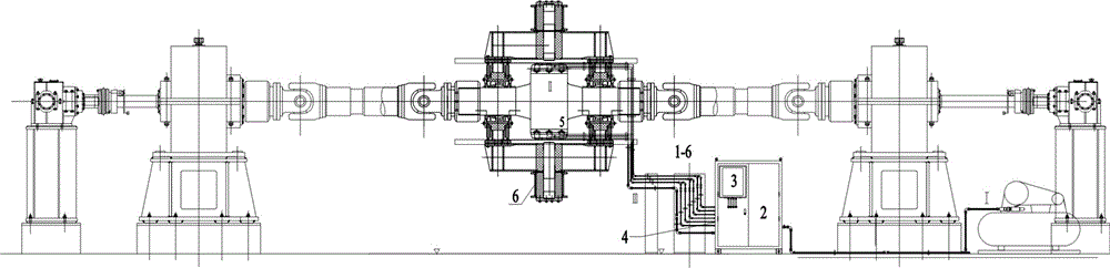 Periodic gear wheel spraying lubrication device and method with adaptability to displacement