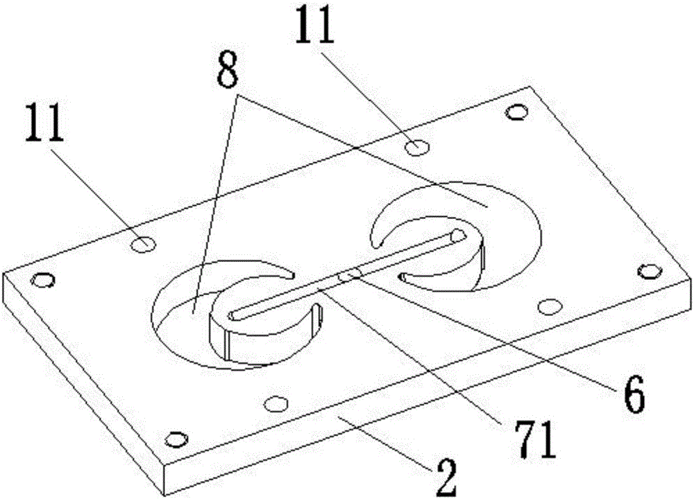 Crescent cavity injection mold