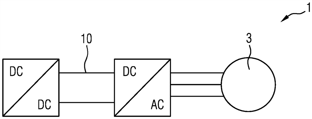 Device and method for adapting a direct current intermediate circuit by varying the voltage and adapting the phase number of a dc/dc converter