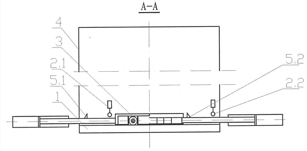 Device for avoiding arching of materials in stock bin by using sliding frame