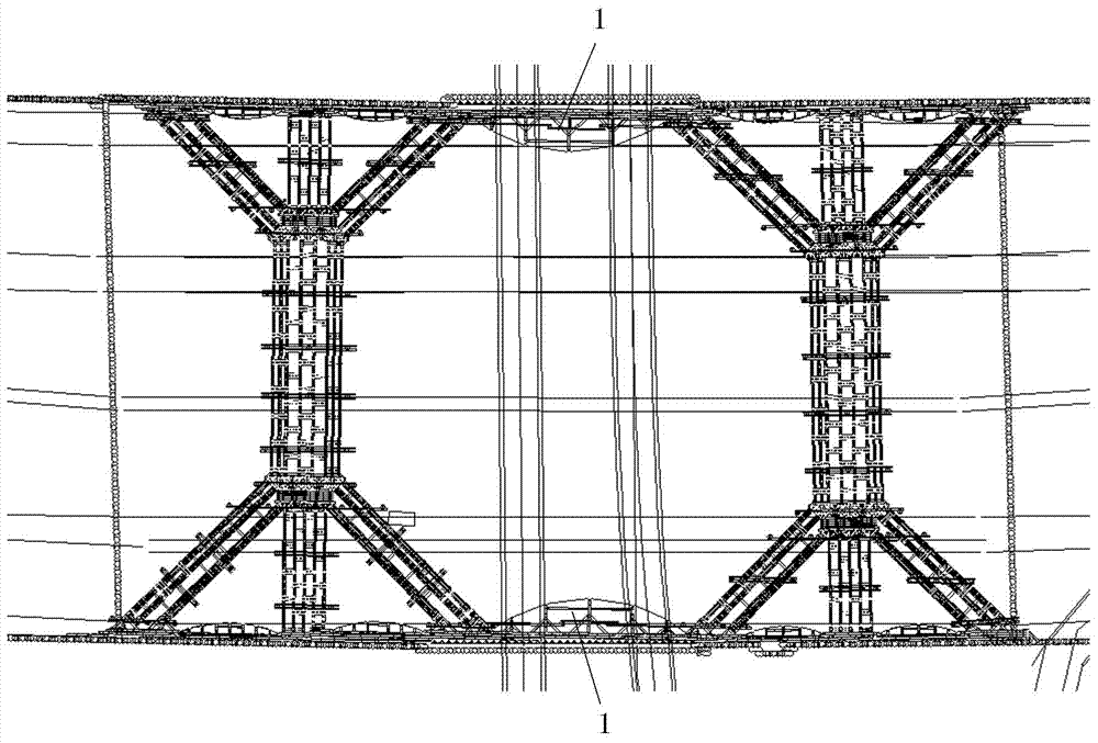 A connection structure between a prestressed steel cable or a steel strand and a pole end