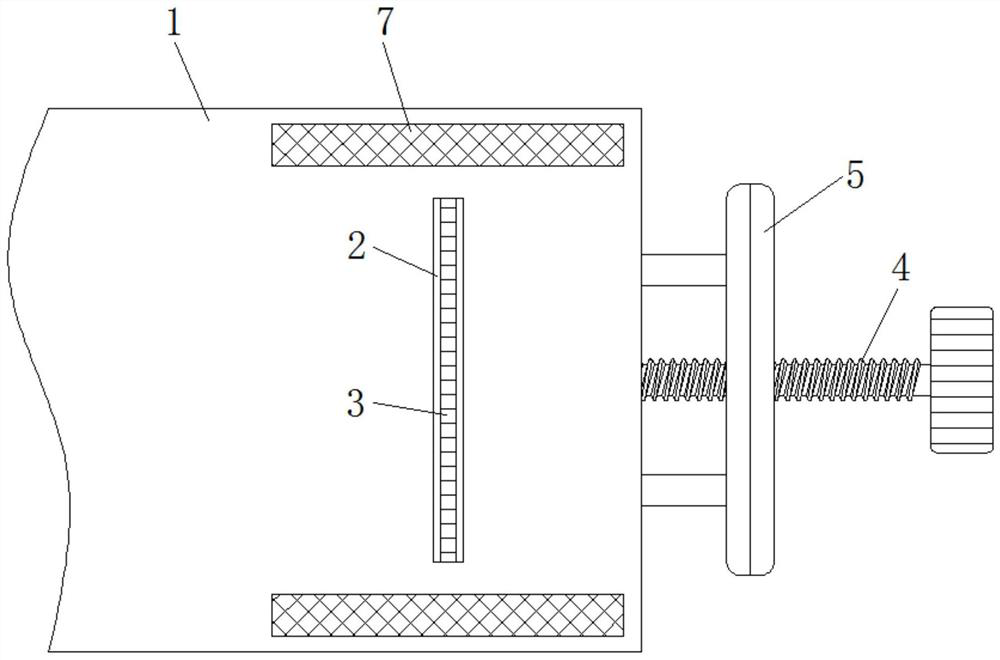 A certificate photo cutting device for photo studios based on connecting rod transmission