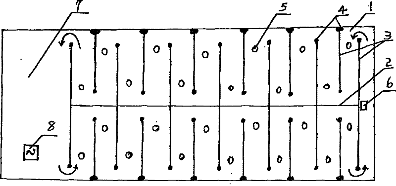 Continuous production device for culturing Microalgae by closed piston flows and production method thereof