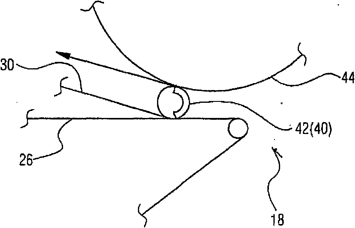 Method and machine for producing a paper web that is smooth on one side