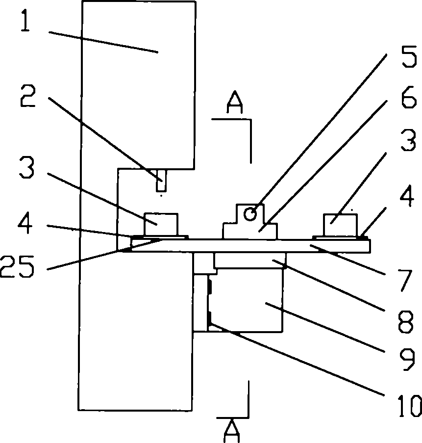 Double-station vibrating and hitting workbench of casting inner cavity residual sand removing device