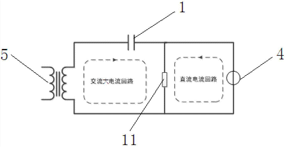 Alternating current and direct current combined single-turn large current generator based on capacitance blocking
