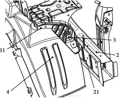 Reinforcement structure between front wheel casing and longitudinal beam and vehicle body adopting same