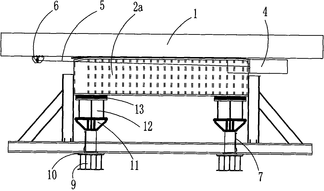Top pushing mechanism of steel box girder of single longitudinal clapboard on wide bridge deck and top pushing method