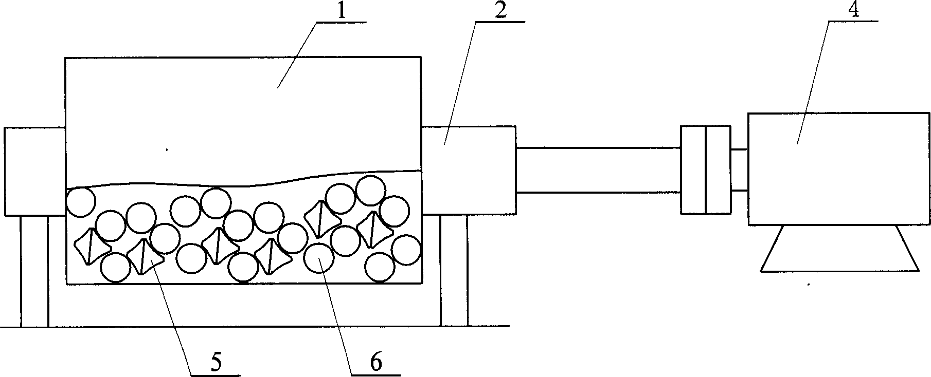 Ball mill with four-face pyramid grinding body