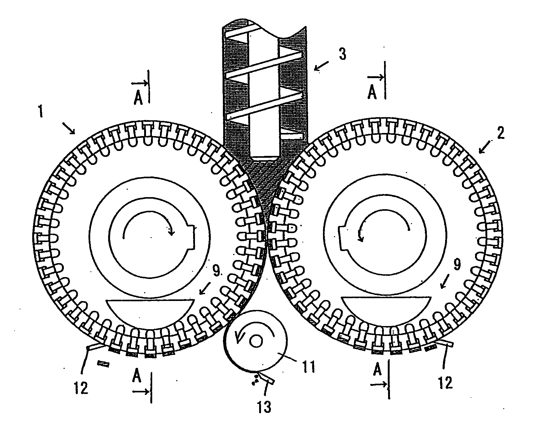 Tabletting method and roll compression molding machine for the method