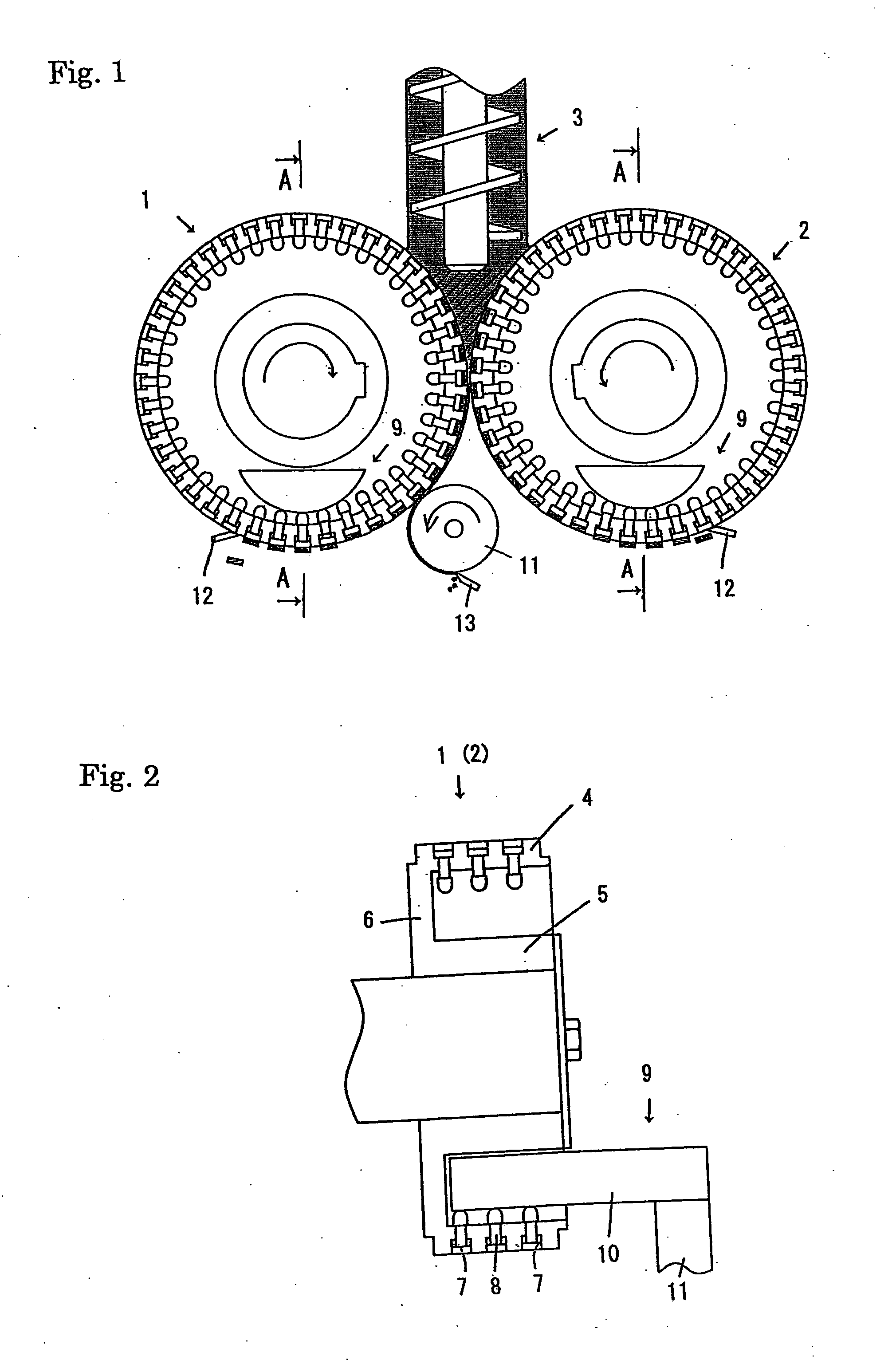 Tabletting method and roll compression molding machine for the method