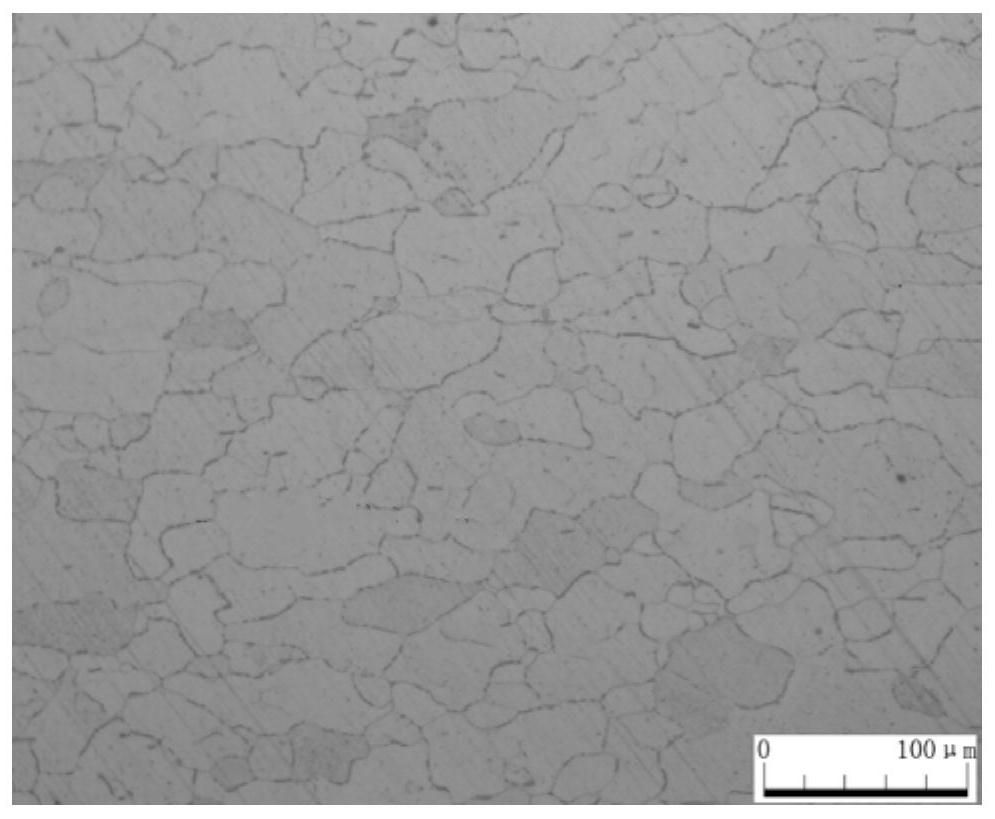 Low-carbon steel and manufacturing method for improving performance uniformity of low-carbon steel rolled by CSP process ferrite