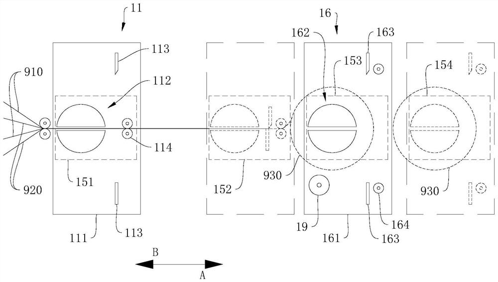 Battery core continuous winding device and battery core continuous winding method