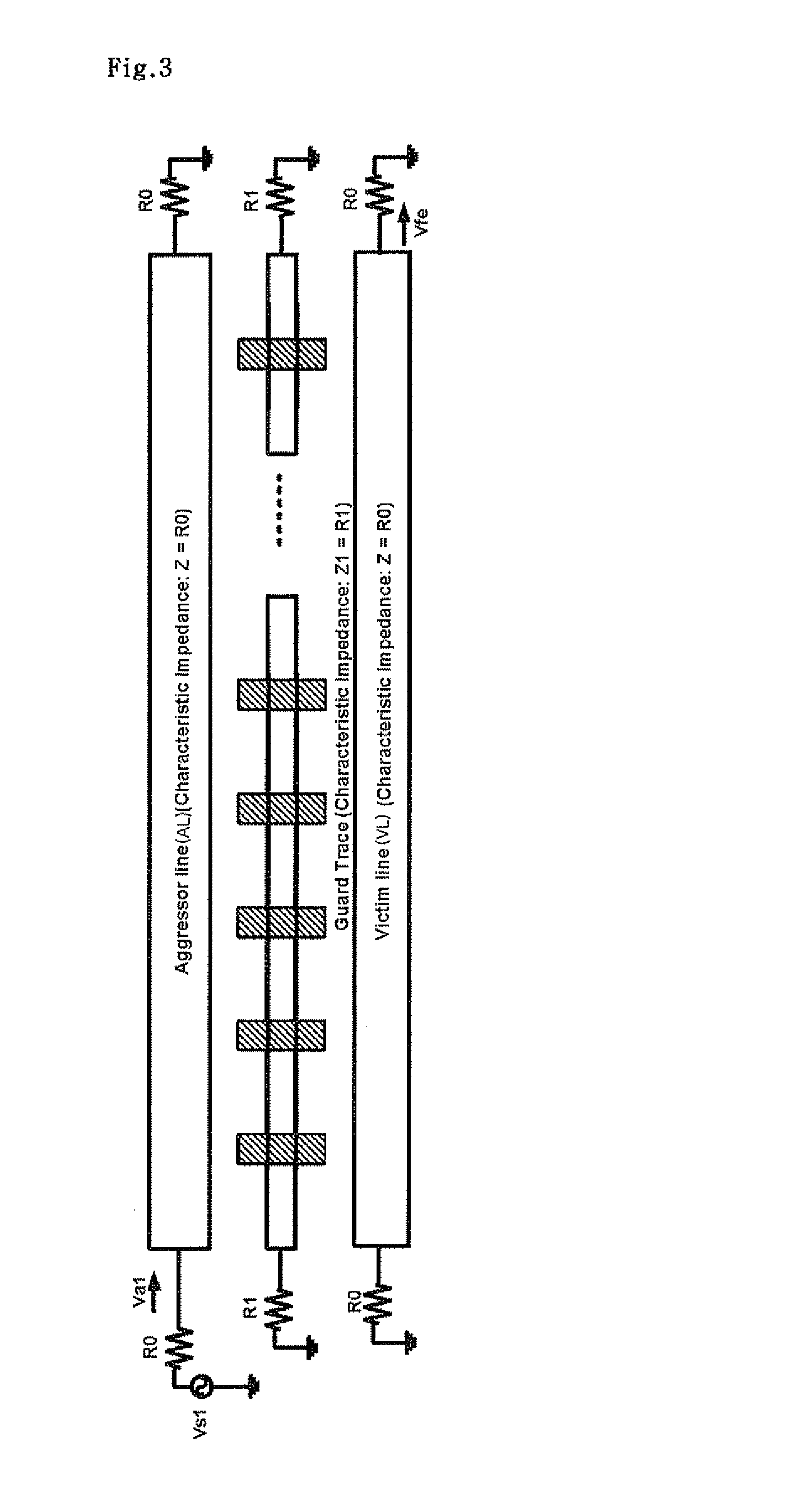 Double comb guard trace pattern for reducing the far-end cross-talk and printed circuit board including the pattern