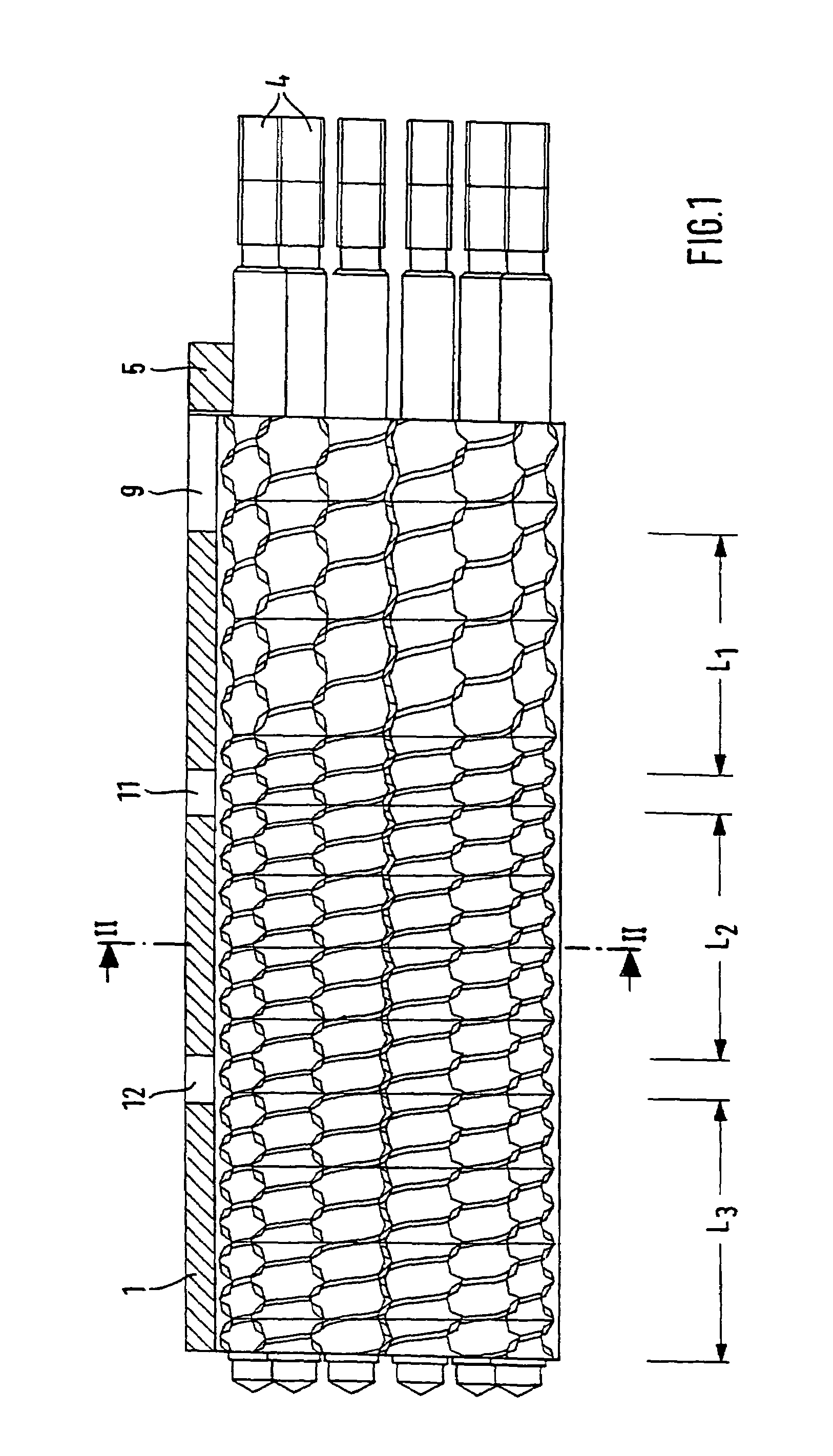 Homogenizing and/or dispersing device comprising endless screws