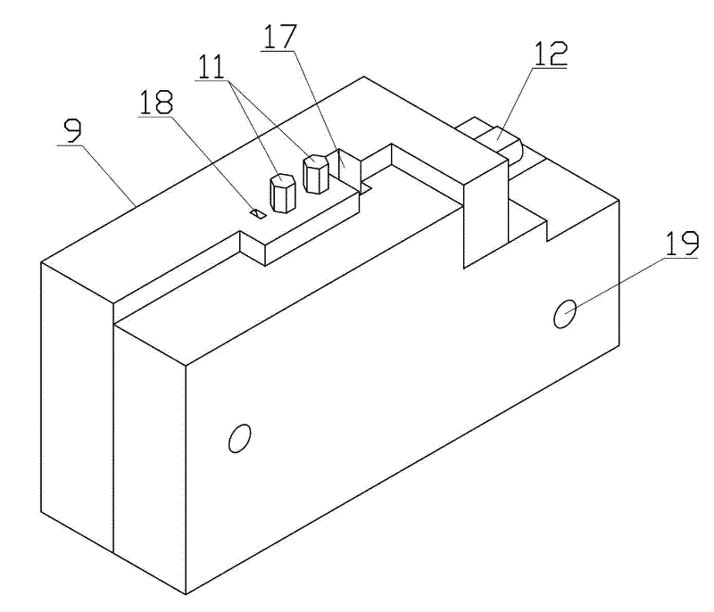 Implantable heart pacemaker packaging device and implantable heat pacemaker packaging method
