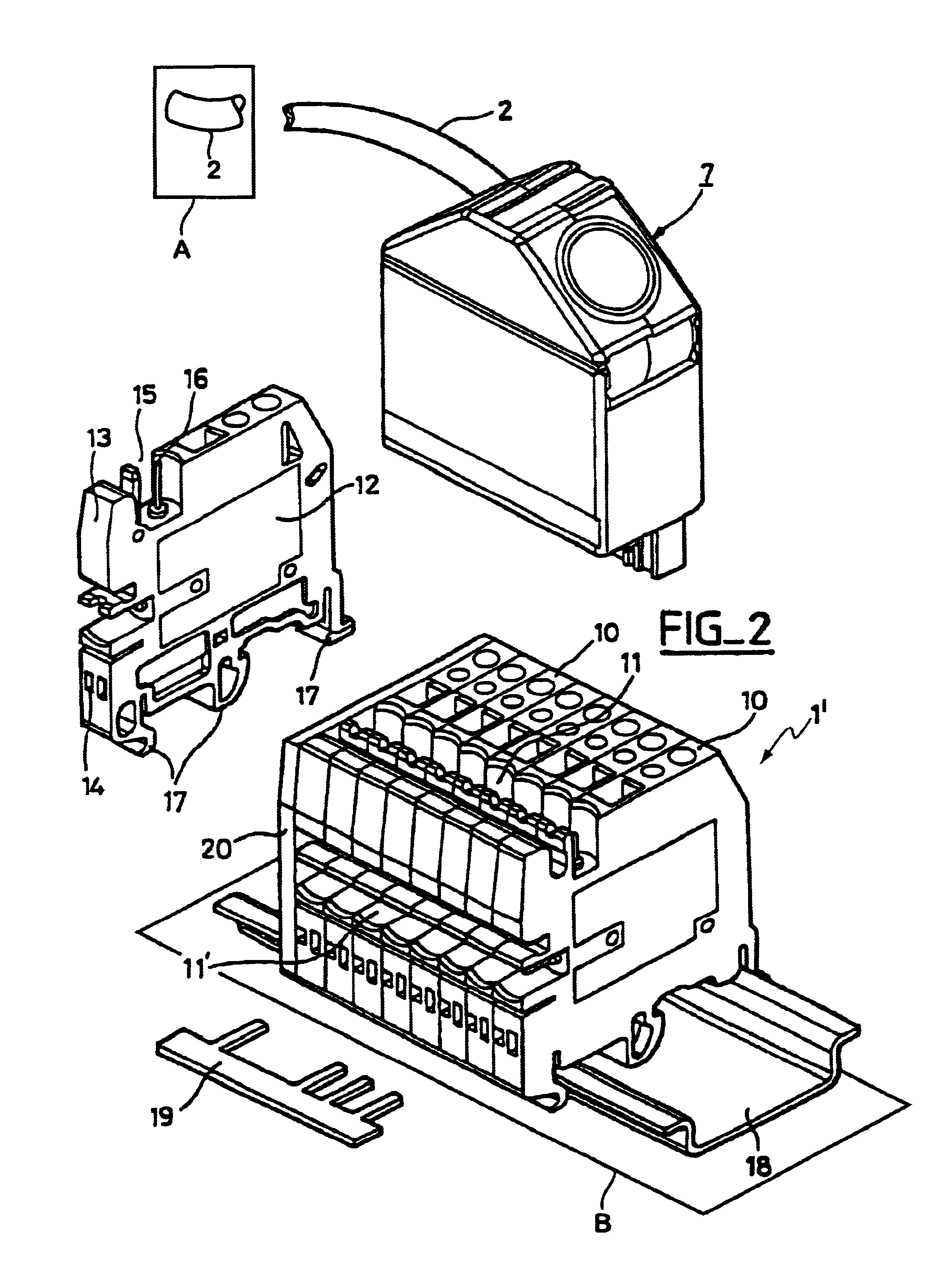 Interface device between pieces of equipment of a plant