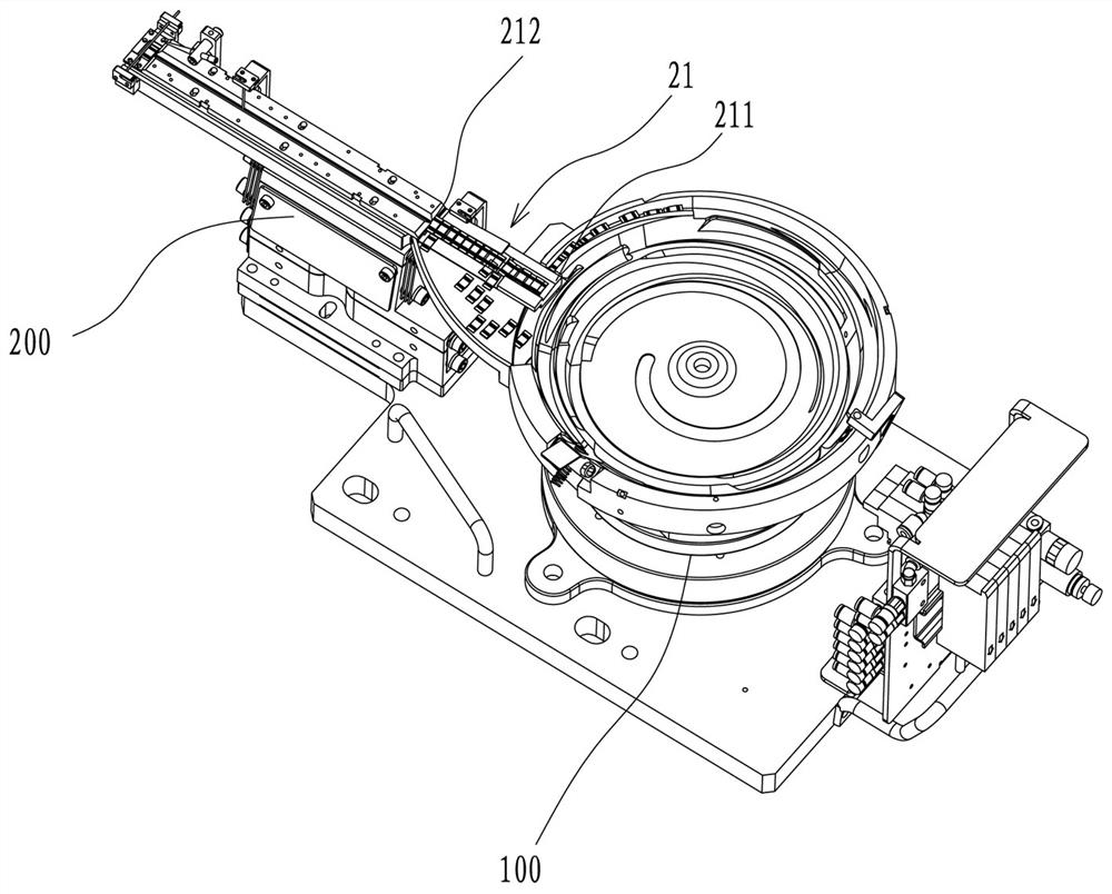 Feeding mechanism for cross-feeding directly from the vibrating plate to the linear track