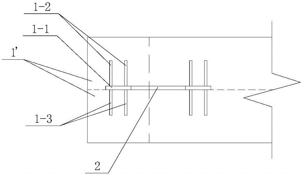 Metal connector for improving integrity of rammed-earth wall structure and rammed-earth wall structure