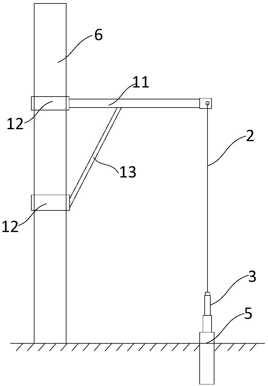 Tower frame vibration damping device and tower frame comprising same