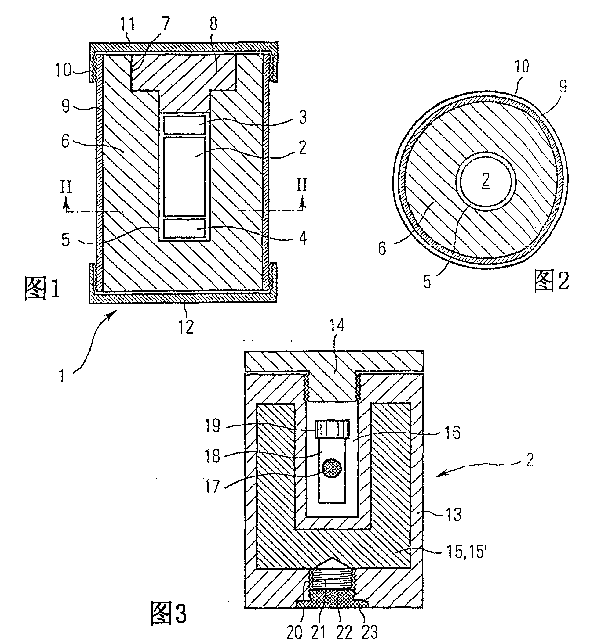 Transport container for keeping frozen material chilled