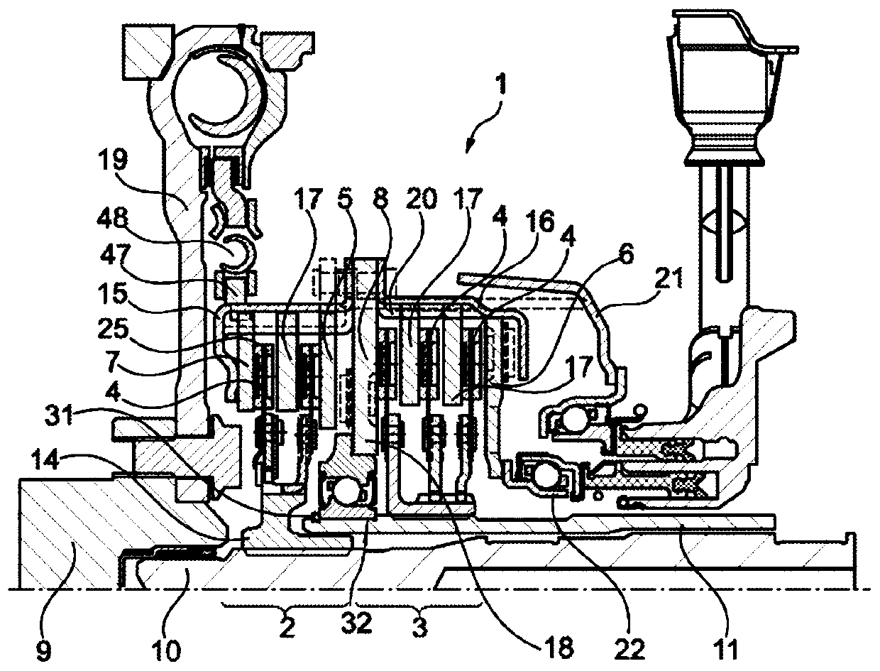 Dual clutch having a load transfer plate immersing in sections and assembly formed by the dual clutch and a flywheel