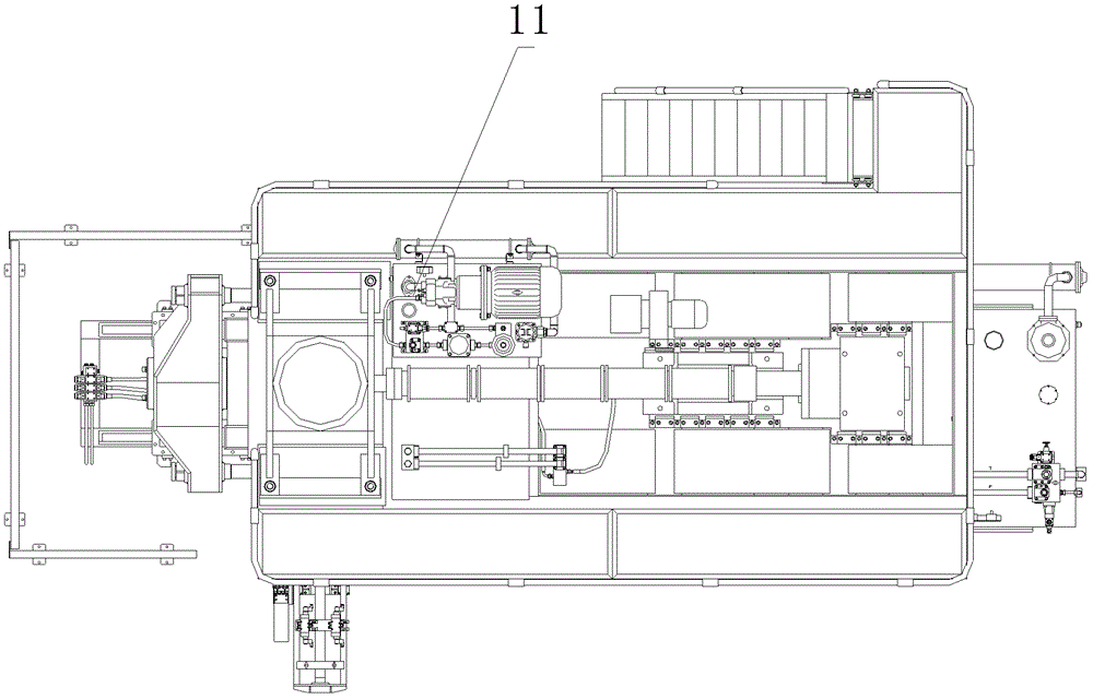Blow molding device and blow molding method thereof