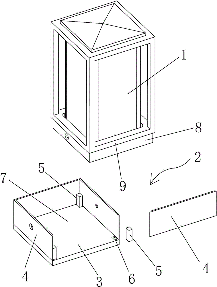 Lamp with base provided with reinforcing connection structure