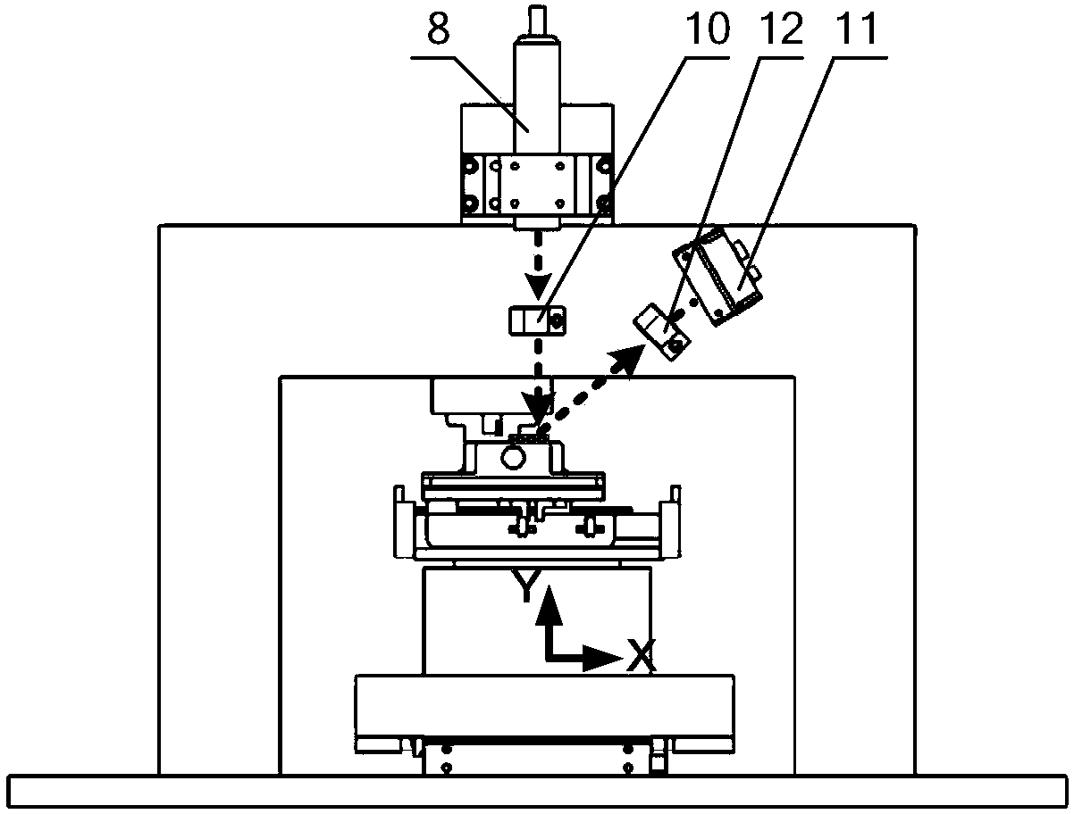 Laser-assisted orthogonal micromachining device and method with automatic laser focus tracking