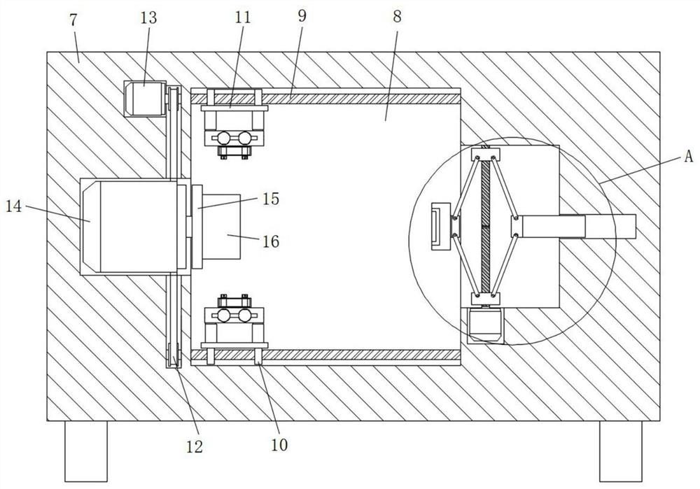 Brush roll connecting piece and milling device thereof