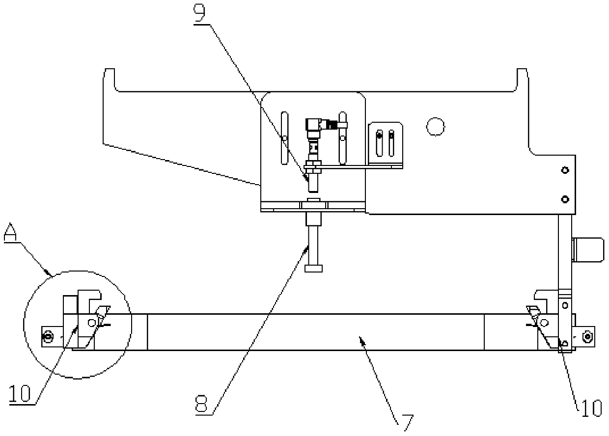 Tray clamping and distributing mechanism