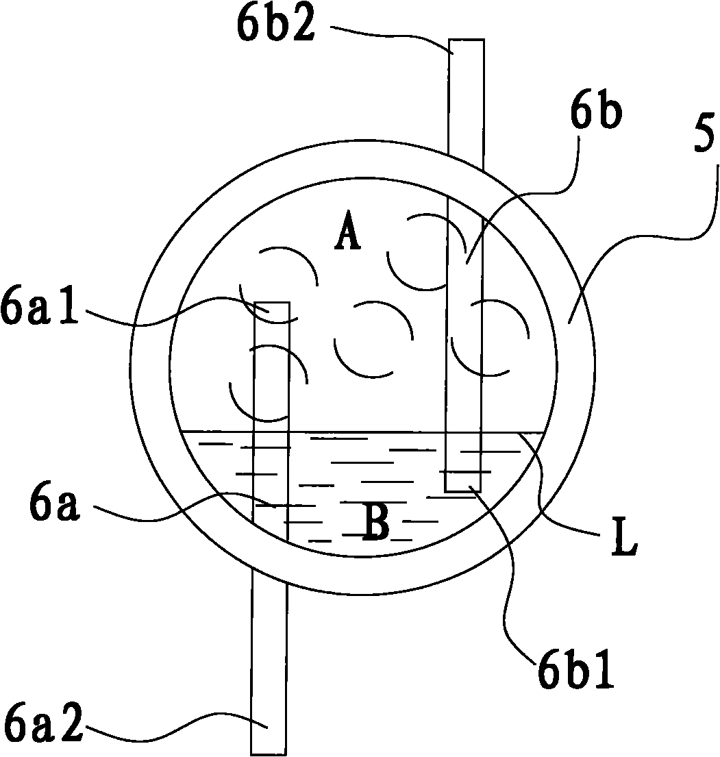 Refrigerant distributing device and heat exchanger with same