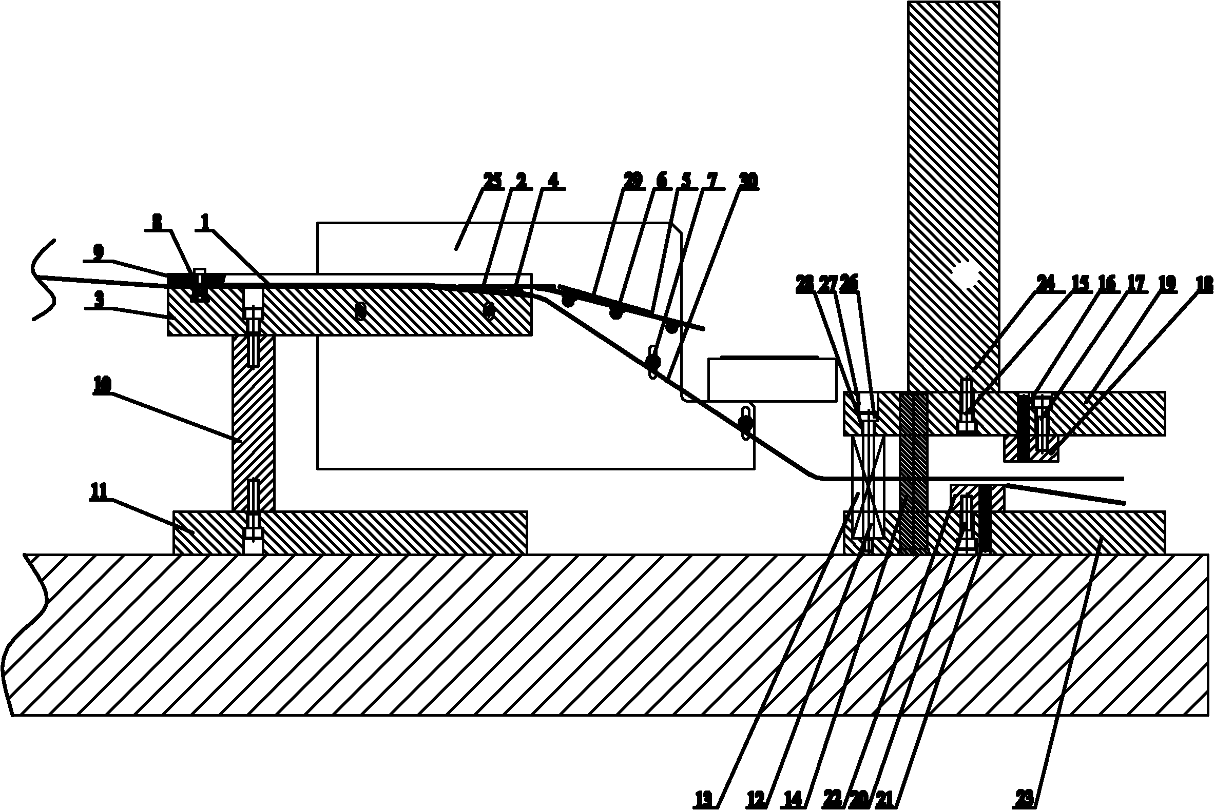 Automatic discharging device for cold stamping composite die