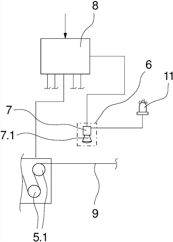 Method and apparatus for the quality control of a multiplicity of melt-spun fibre strands of a fibre tow