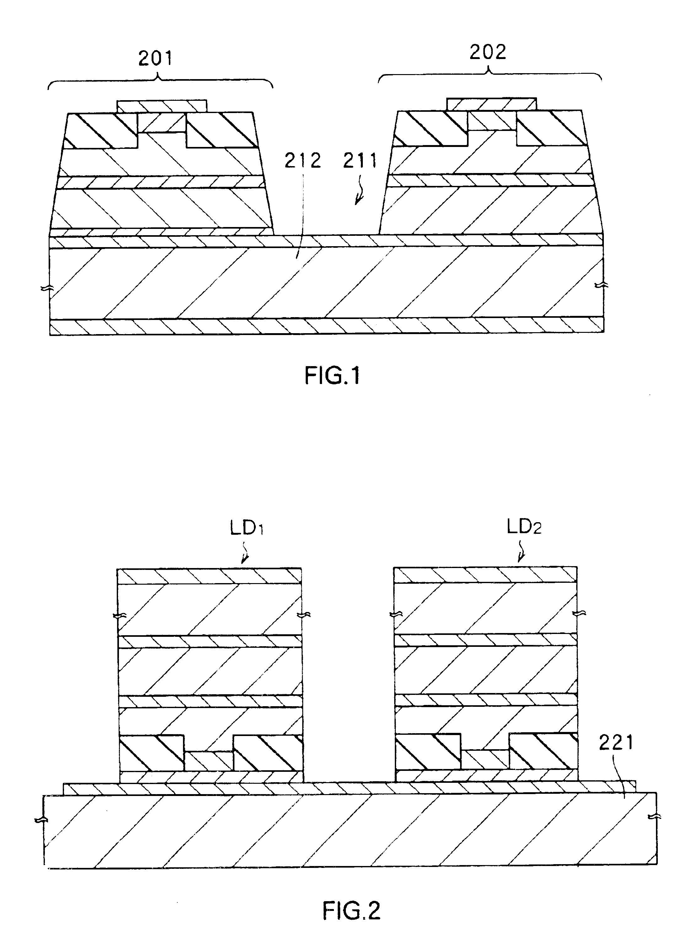 Semiconductor light emitting device with stacked light emitting elements