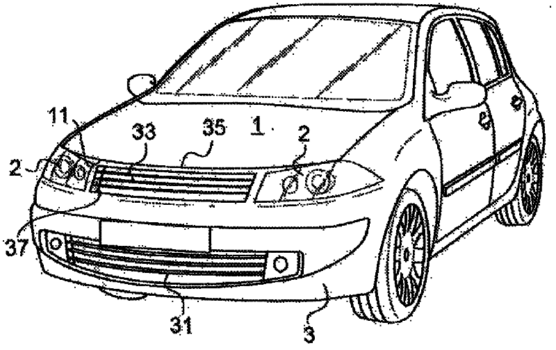Automobile comprising front bumper with central portion extending as far as bonnet of said vehicle