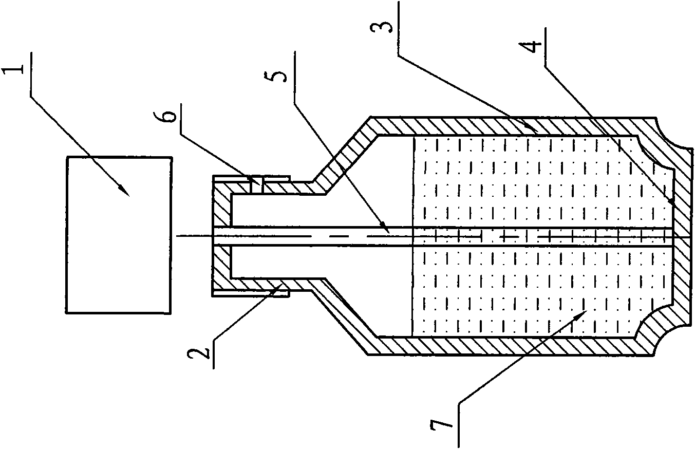 Extruding and discharging device for cosmetic package