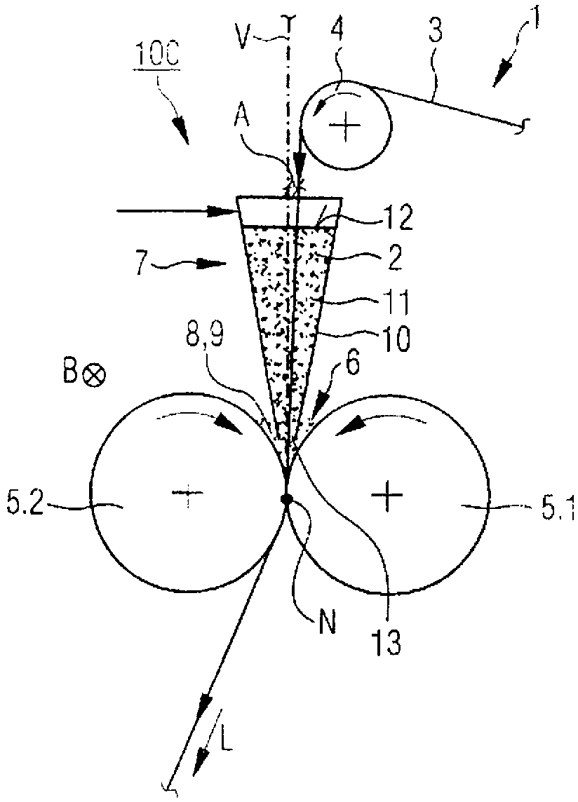 Device and method for applying a medium to a moving fibrous web on both sides