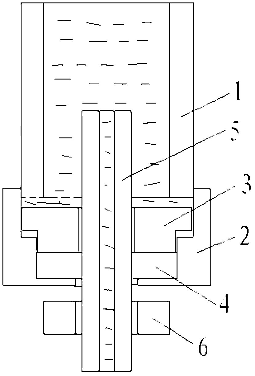 Self-clamping dynamic sealing device capable of feeding electrode wires in wriggled mode
