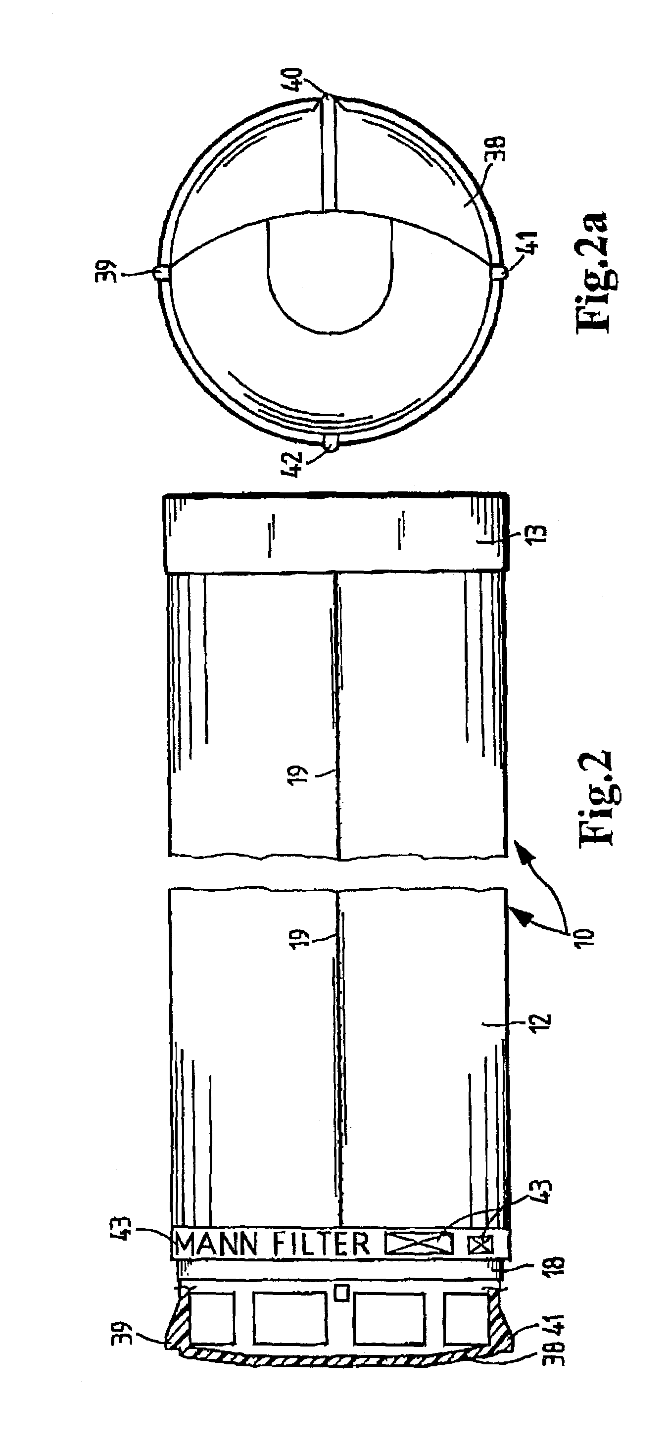 Filter element for filtering a fluid stream